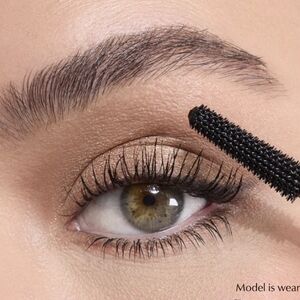 Thrive Black Volumizing Mascara for Defined Lashes BRND